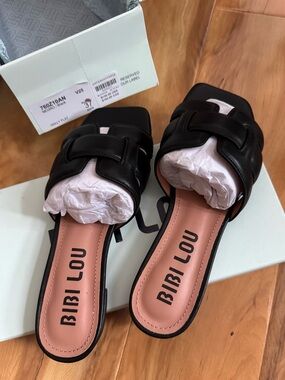 NEW US 6 - 6.5 /EU 37 - BIBI LOU Leather Holly Flat Sandals Black (US$ 140)